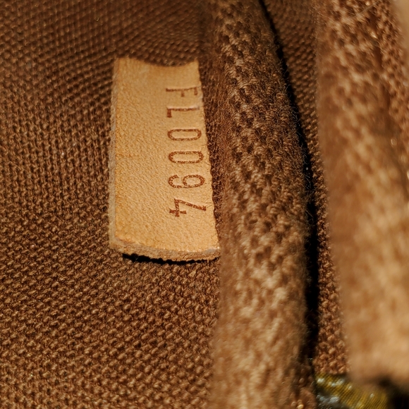 Louis Vuitton Mini Pochette Accessoires - Picture 15 of 16